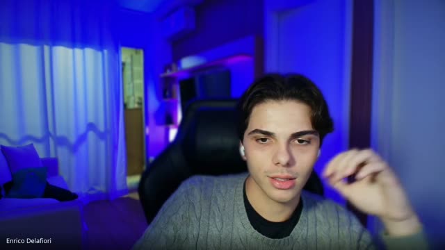 Enrico numa call com os alunos