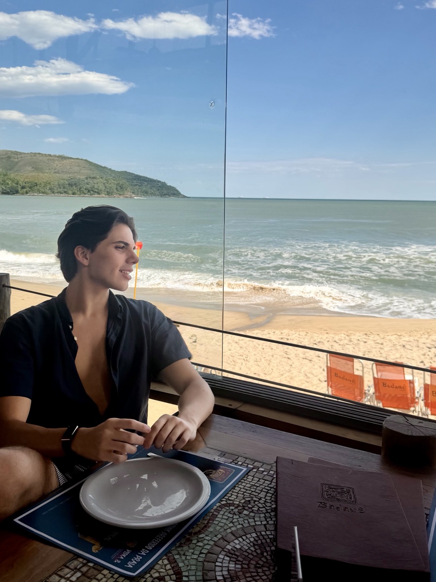 Enrico num restaurante de frente pro mar em Maresias