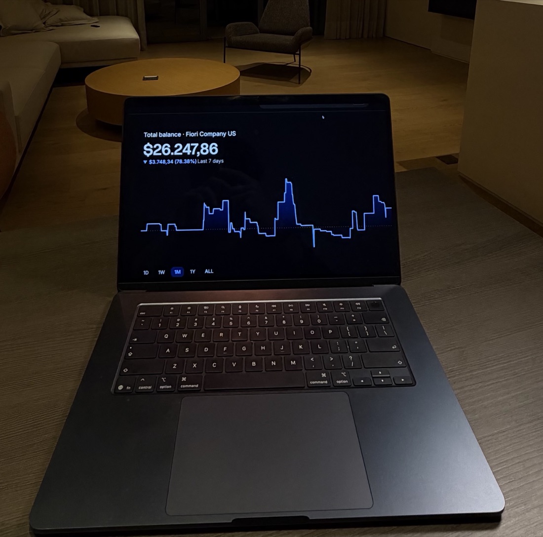Notebook com o saldo da conta em dólar da agência: US$&nbsp;26.247,86