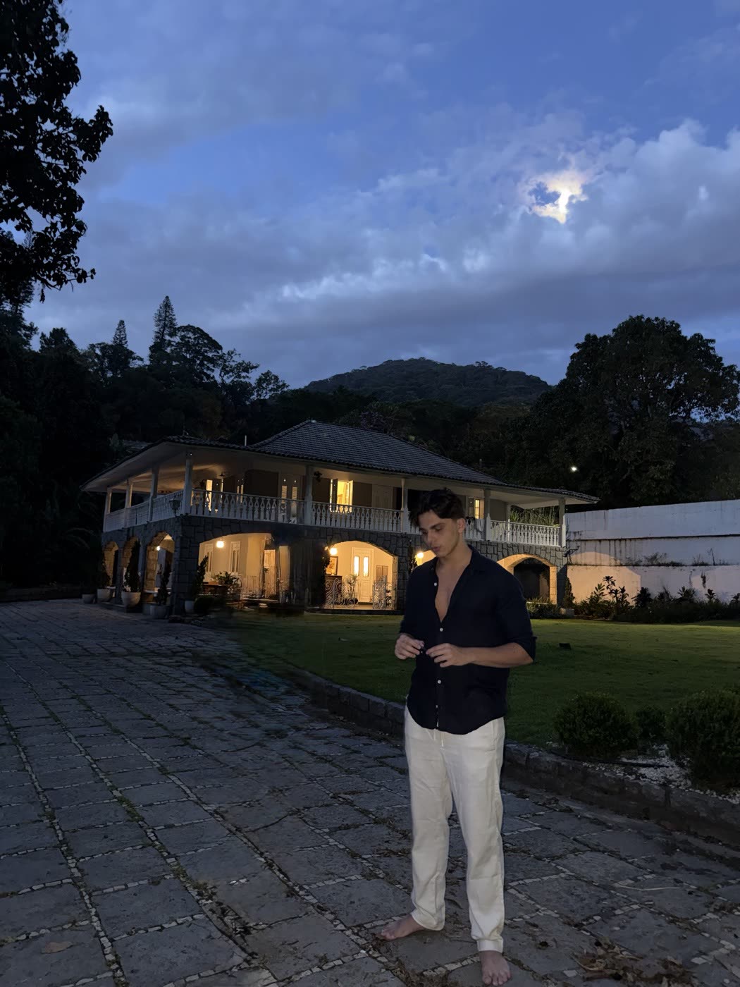 Enrico na frente de uma casa ao entardecer no Rio de Janeiro