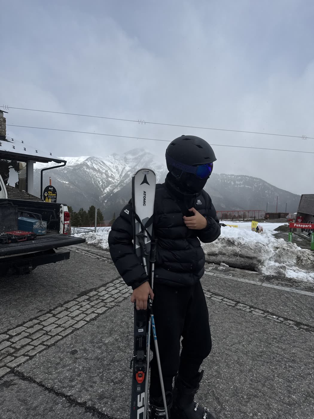 Enrico com equipamento de esqui na neve
