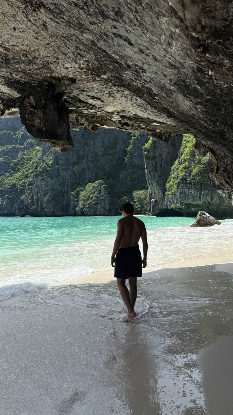 Enrico numa praia de água verde nas ilhas Phi Phi